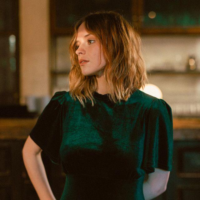 Capa do álbum "Happy Xmas (War Is Over)", de Gabrielle Aplin