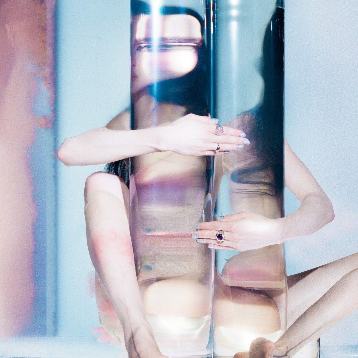 Capa do álbum "Guardian", de Poppy
