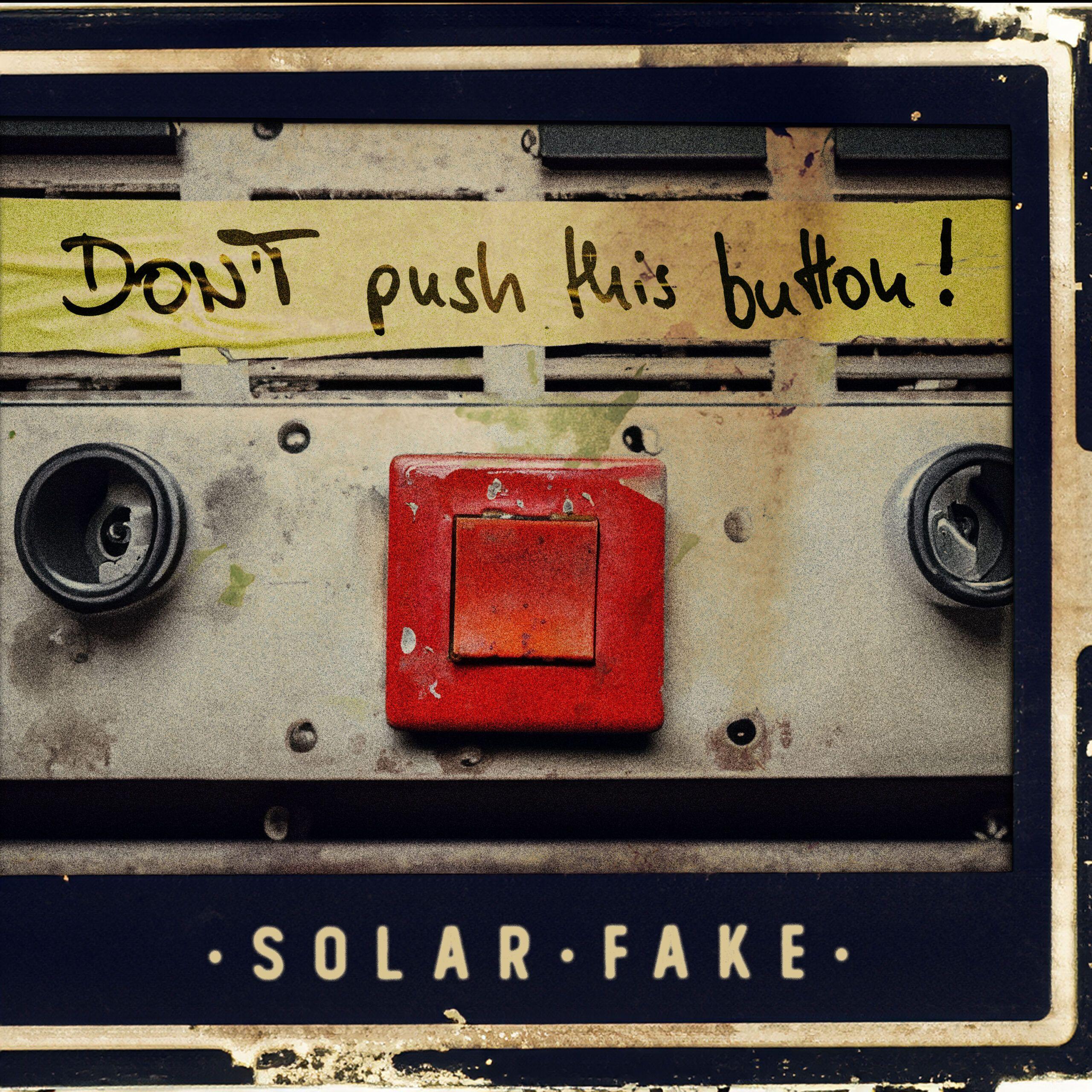 Capa do Álbum "Don’t Push This Button!", de Solar Fake