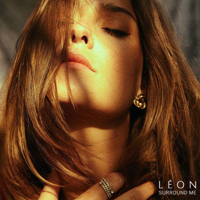 Capa do álbum "Surround Me - Single", de Léon