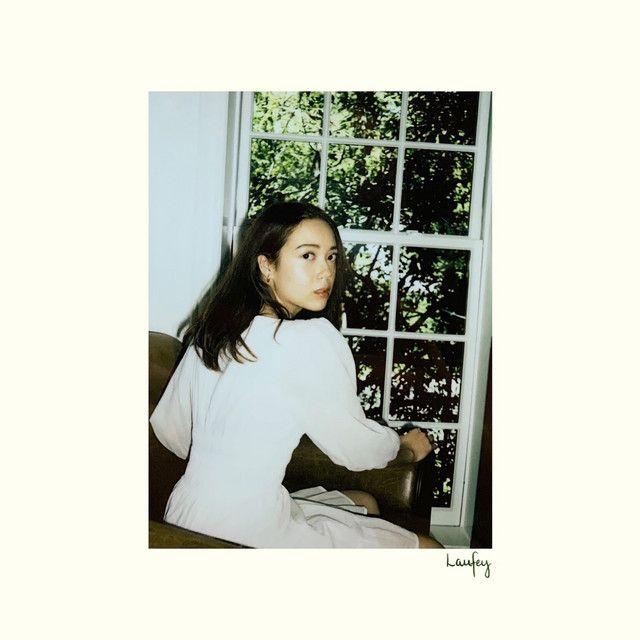 Portada del álbum "Someone New", de Laufey