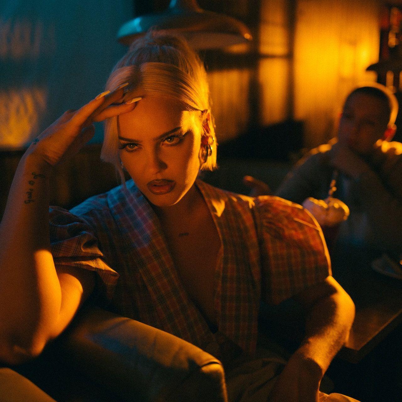 Capa do álbum "PSYCHO", de Anne-Marie