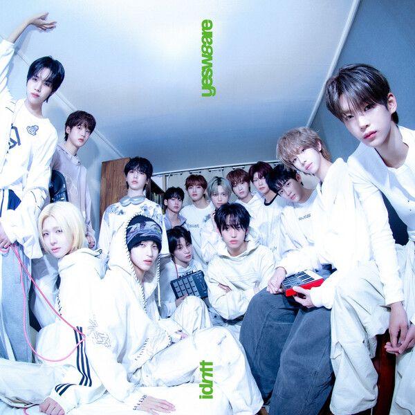 Portada del álbum "<yesweare>", de idntt