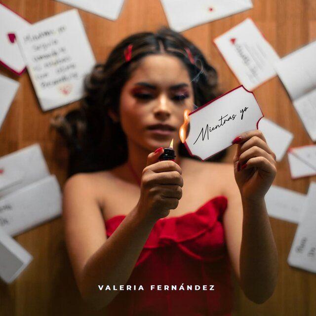 Portada de Sencillo/EP "Mientras Yo", de Valeria Fernández