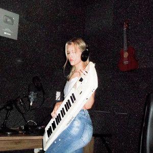 Portada de Sencillo/EP "Hiding Myself (remix)", de Laira Ellis