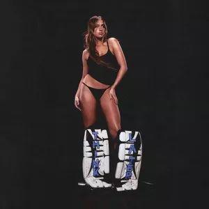 Portada del álbum "exes", de Tate McRae