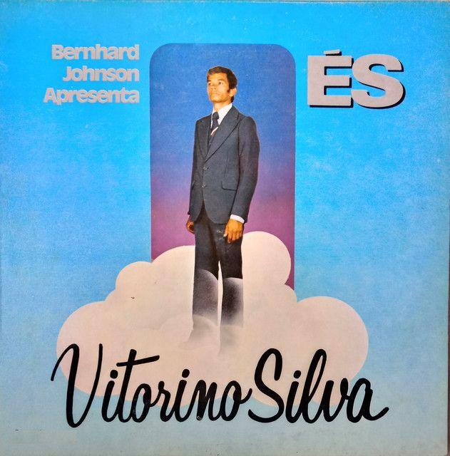 Portada de Álbum "És", de Victorino Silva
