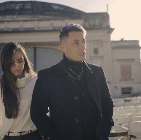 Portada de Sencillo/EP "Me llama", de MoMo La Dinastía