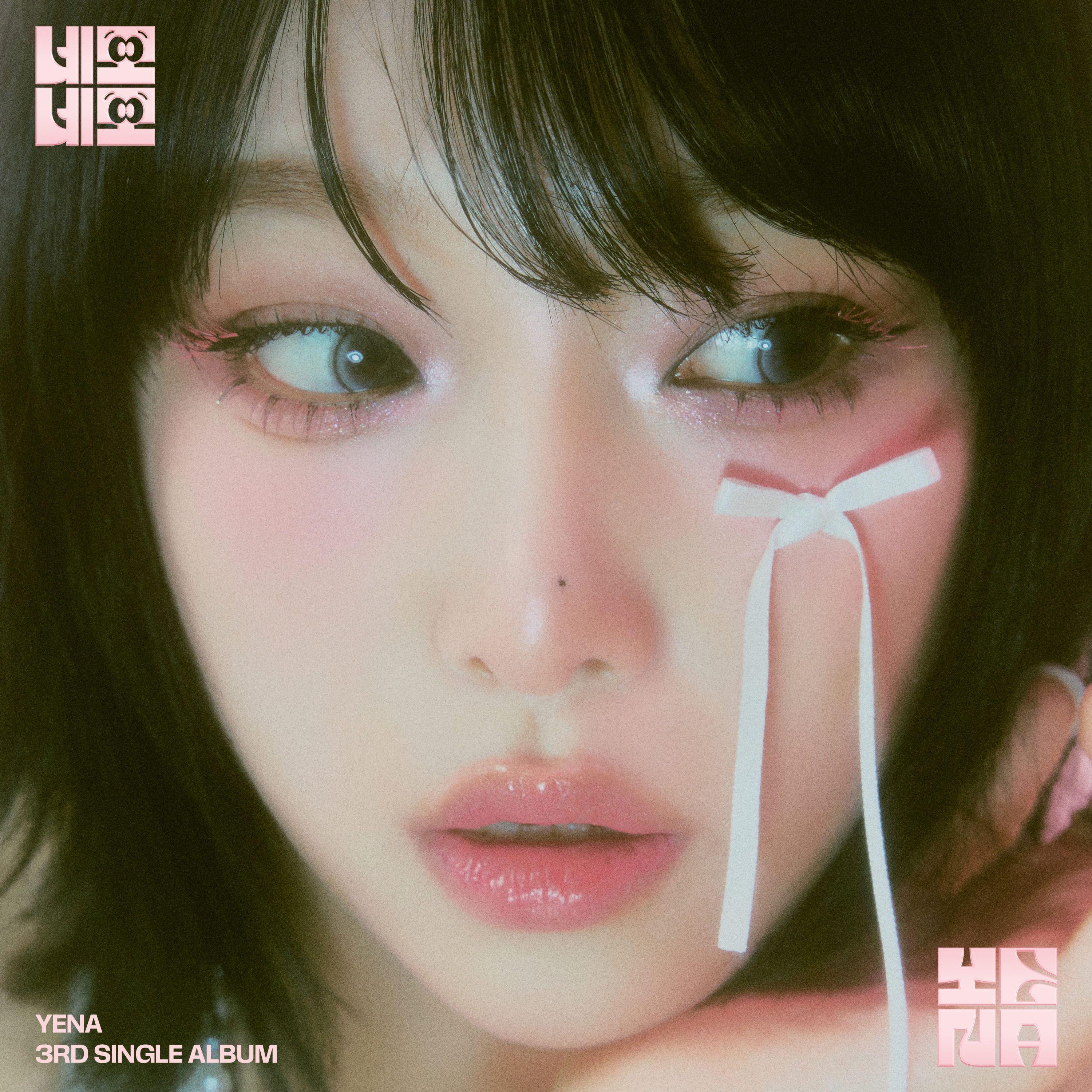 Capa do álbum "NEMONEMO (네모네모)", de YENA