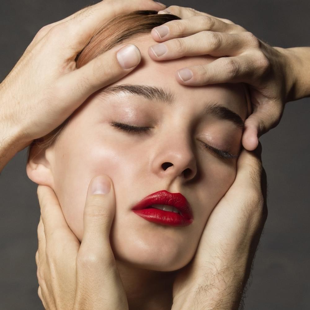 Portada de Sencillo/EP "God Must Be Doing Cocaine", de Charlotte Lawrence