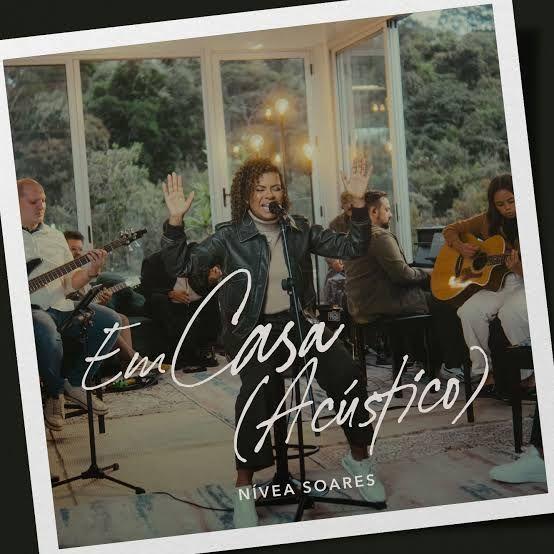 Capa do álbum "Em Casa (Acústico)", de Nívea Soares