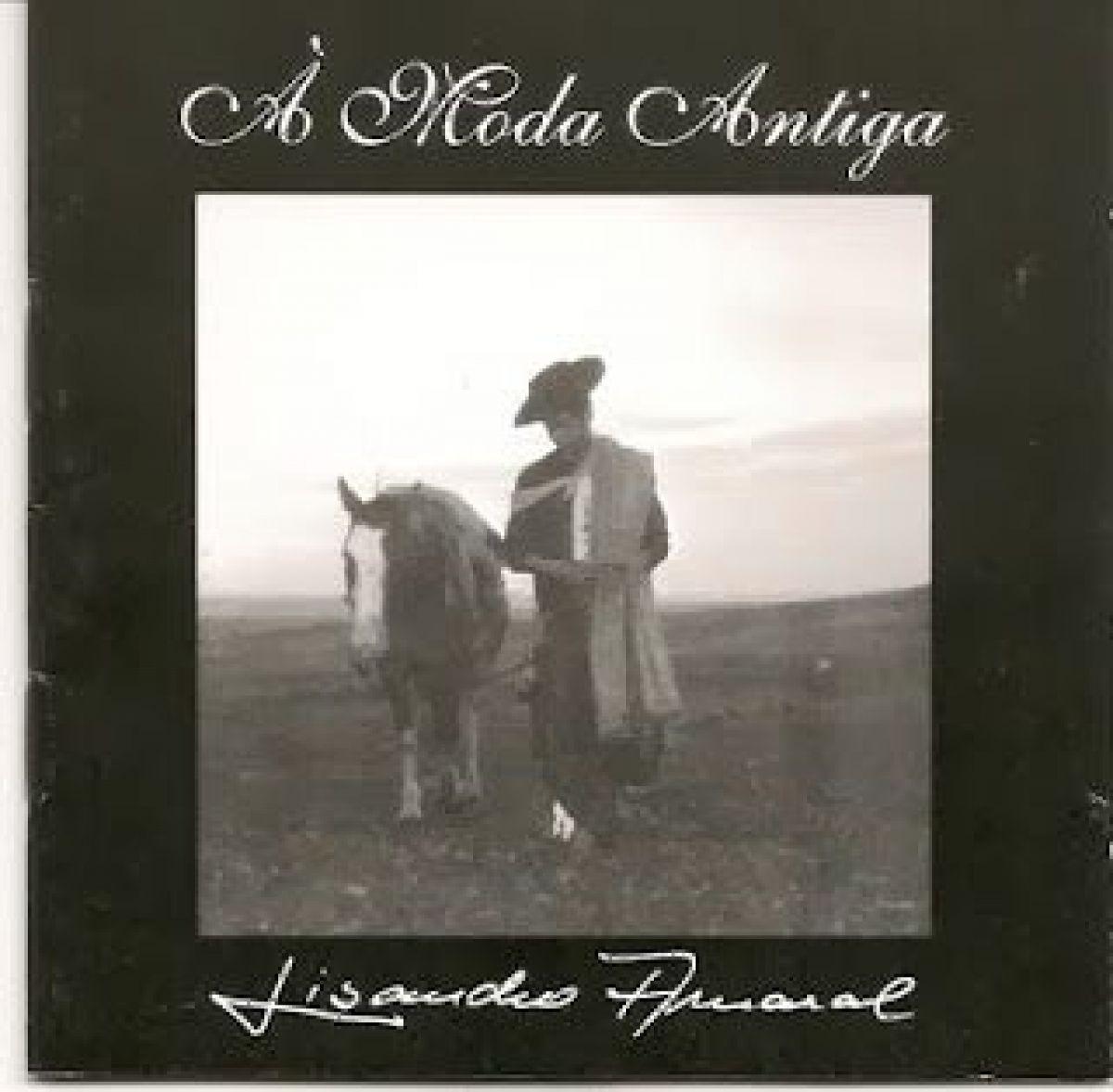 Portada de Álbum "À Moda Antiga", de Lisandro Amaral