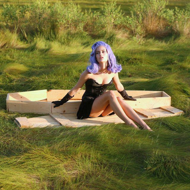 Capa do Single/EP "6 foot deep", de EMELINE