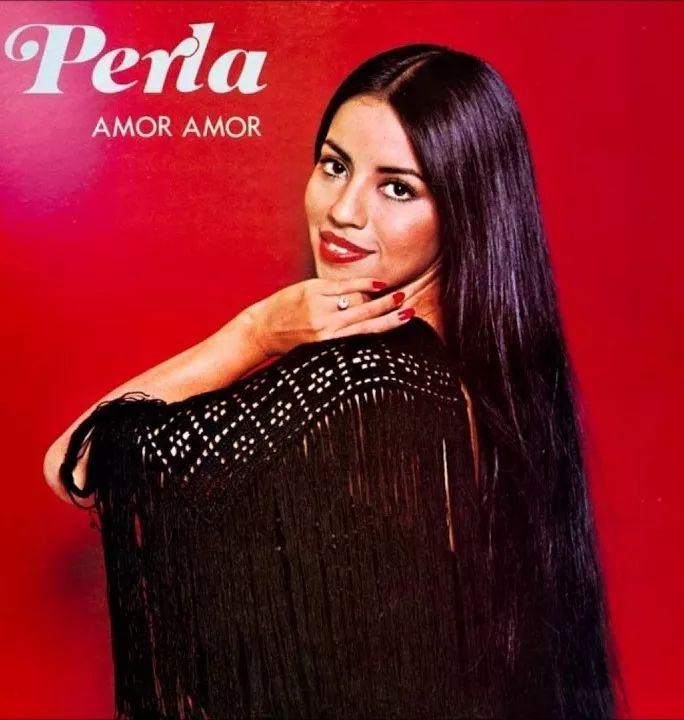 Album cover of "Amor Amor" by Perla