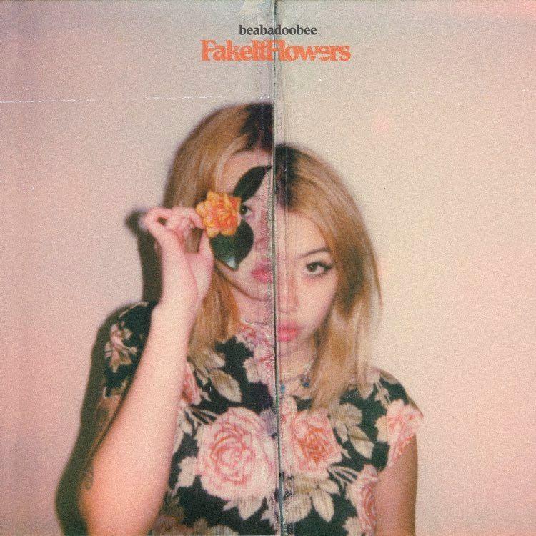Portada de Álbum "Fake It Flowers", de beabadoobee