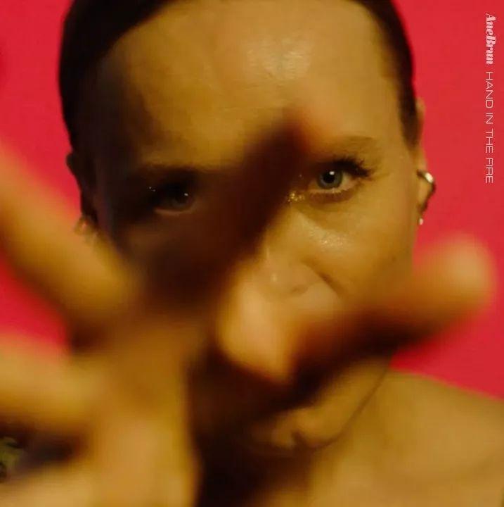 Capa do álbum "Hand In The Fire", de Ane Brun