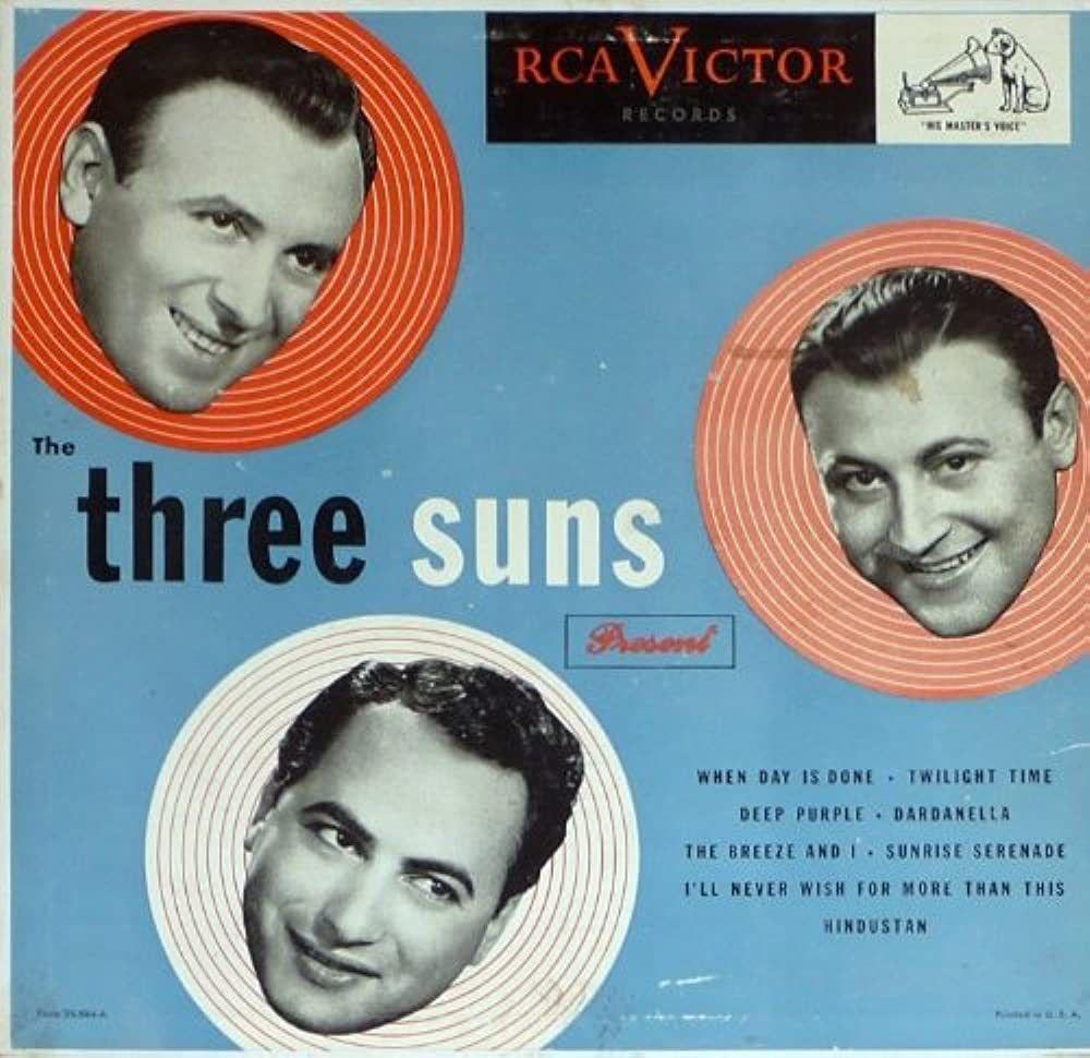 Capa do álbum "The Three Suns Present", de The Three Suns