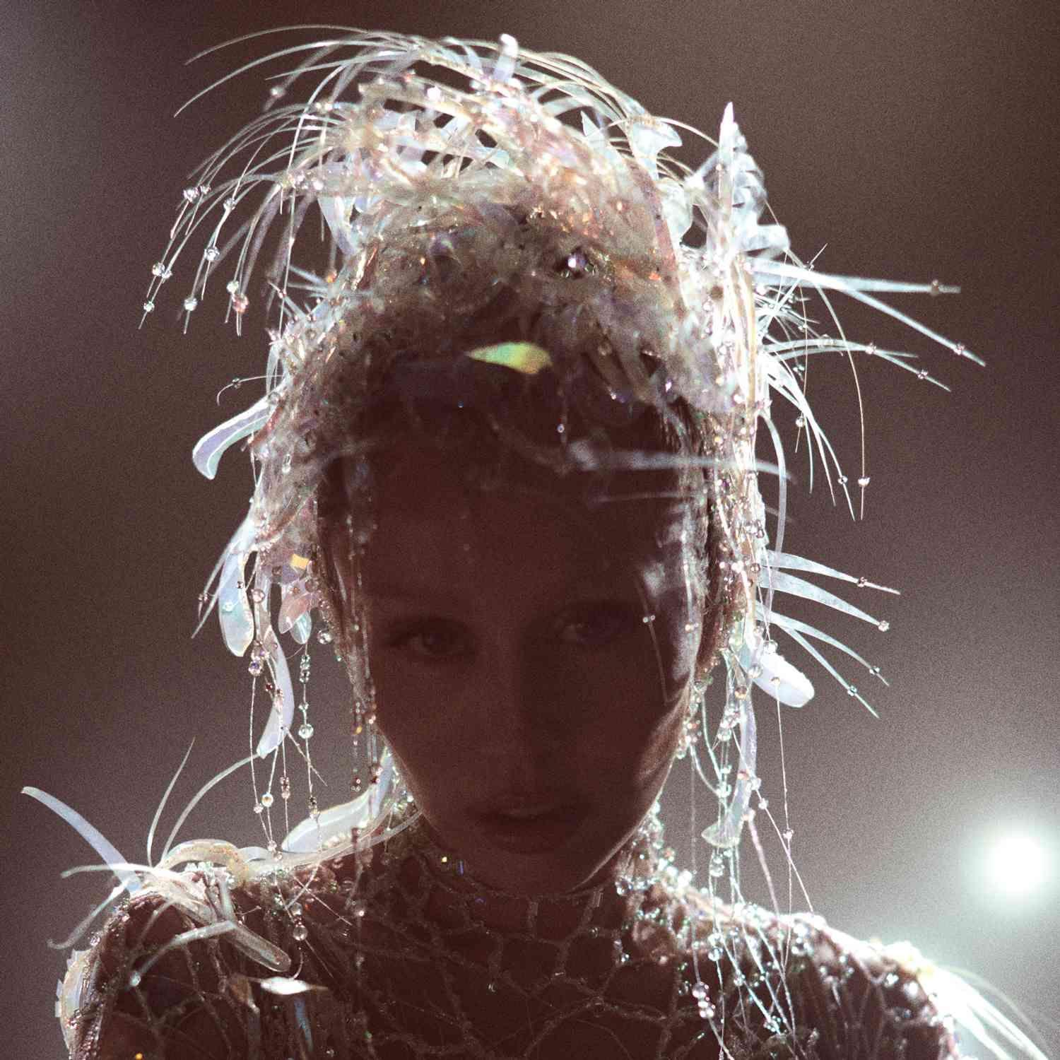 Portada del álbum "Something Beautiful", de Miley Cyrus