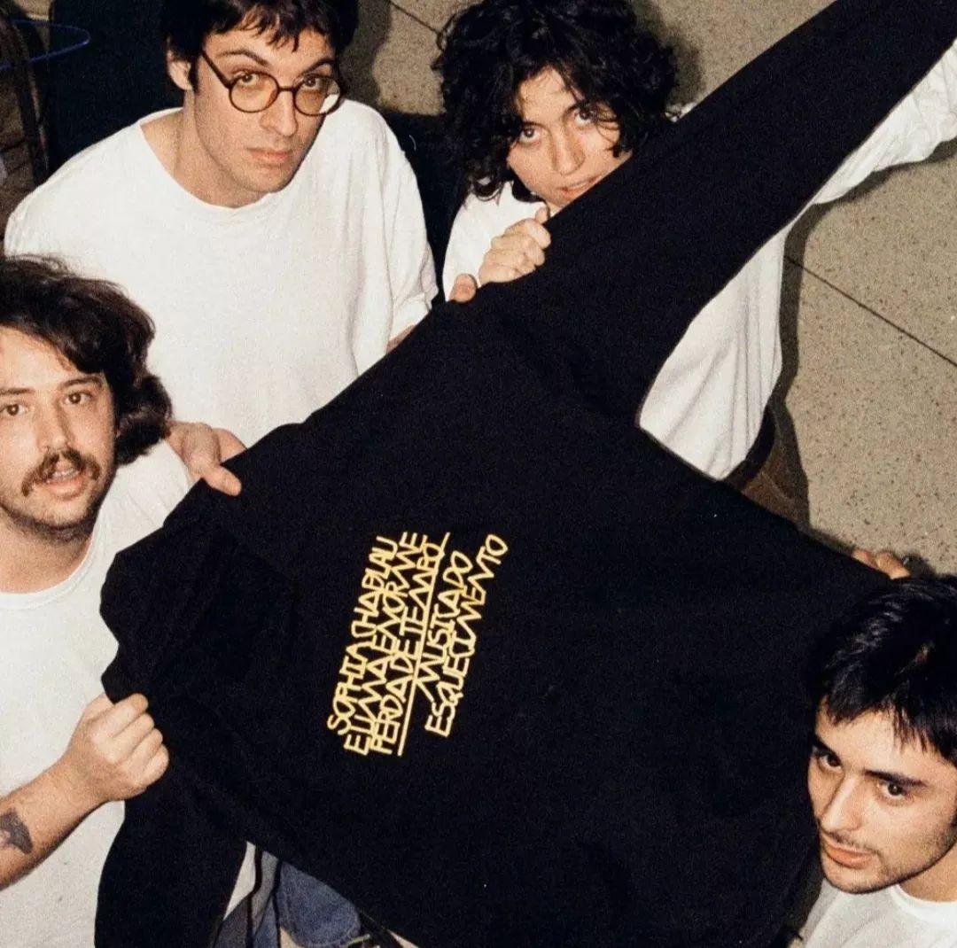 Album cover of "Musica do Esquecimento" by Sophia Chablau e Uma Enorme Perda de Tempo