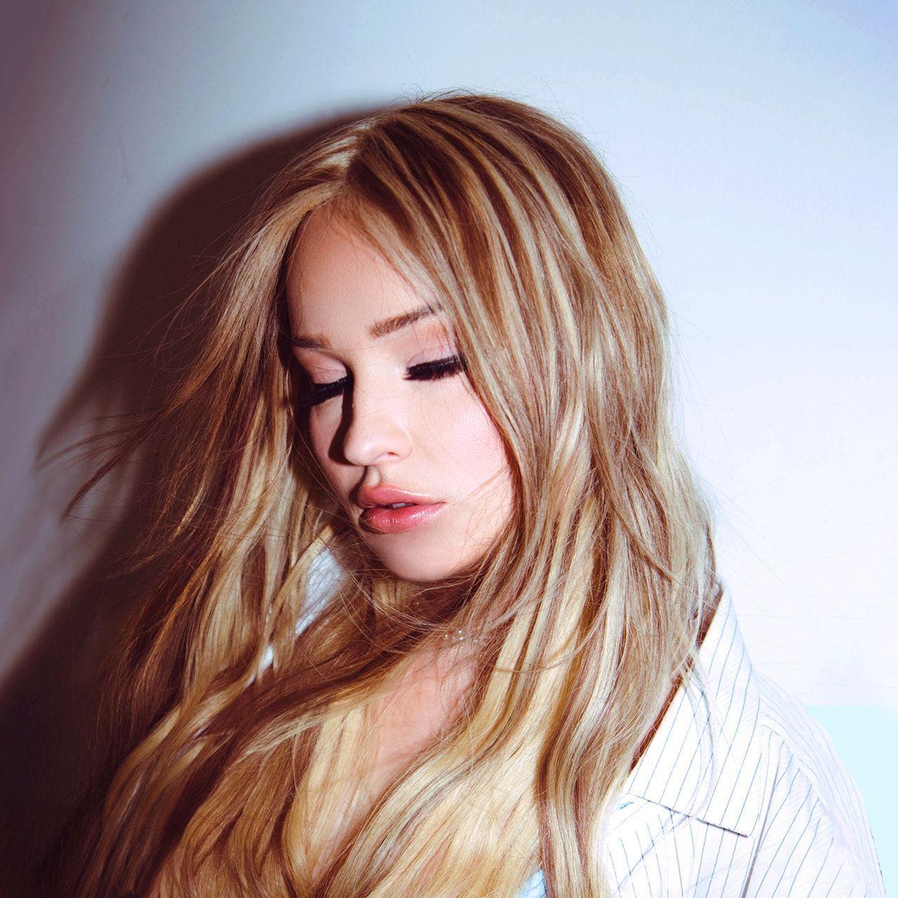 Capa do álbum "Running Up That Hill", de Kim Petras
