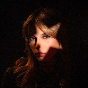 Portada de Álbum "Hasta Los Cuernos de La Luna", de Mar Lara