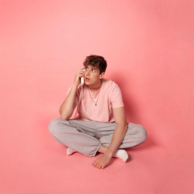 Capa do álbum "Secrets", de JVKE