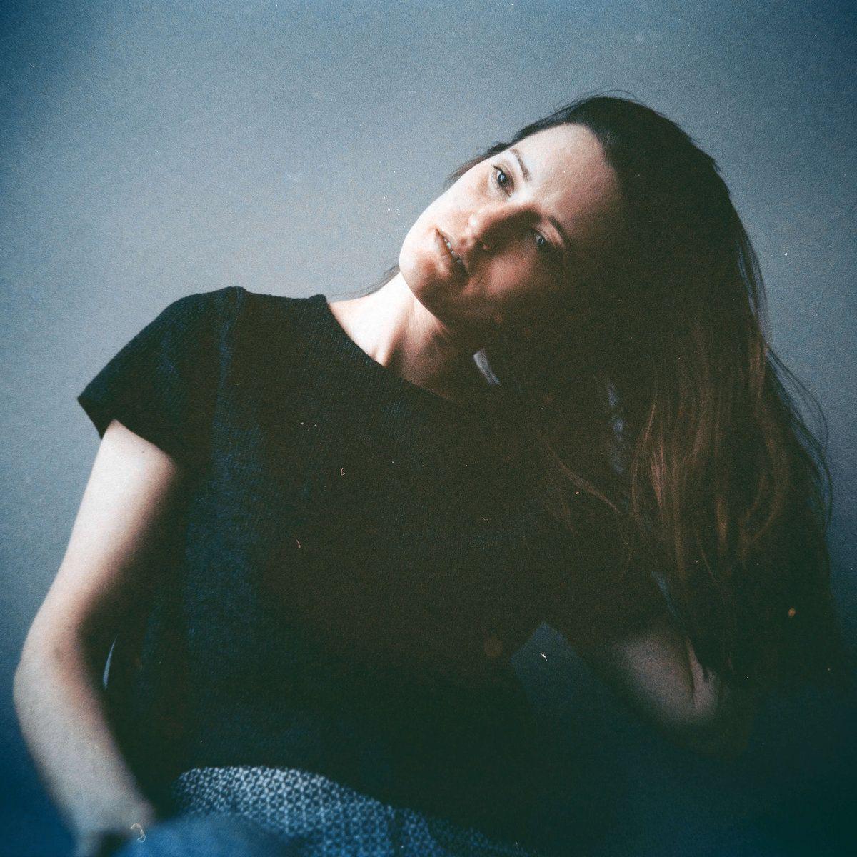 Portada de Álbum "Everything Pale Blue", de Annie Hart