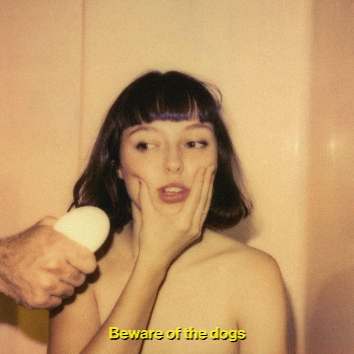 Capa do Álbum "Beware Of The Dogs", de Stella Donnelly