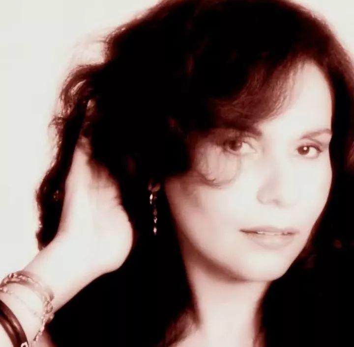 Capa do Álbum "Em Voz e Violão", de Milena (MPB)