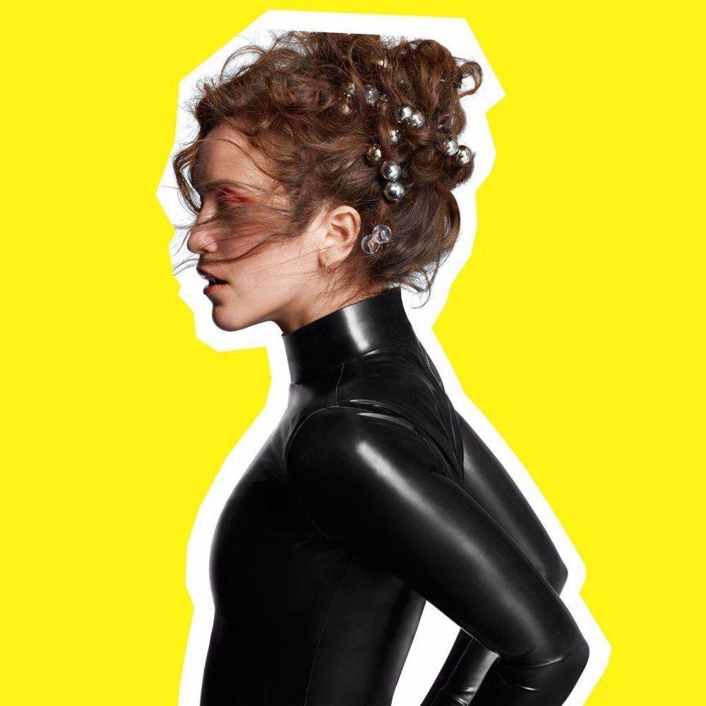 Capa do Álbum "Someone Out There", de Rae Morris