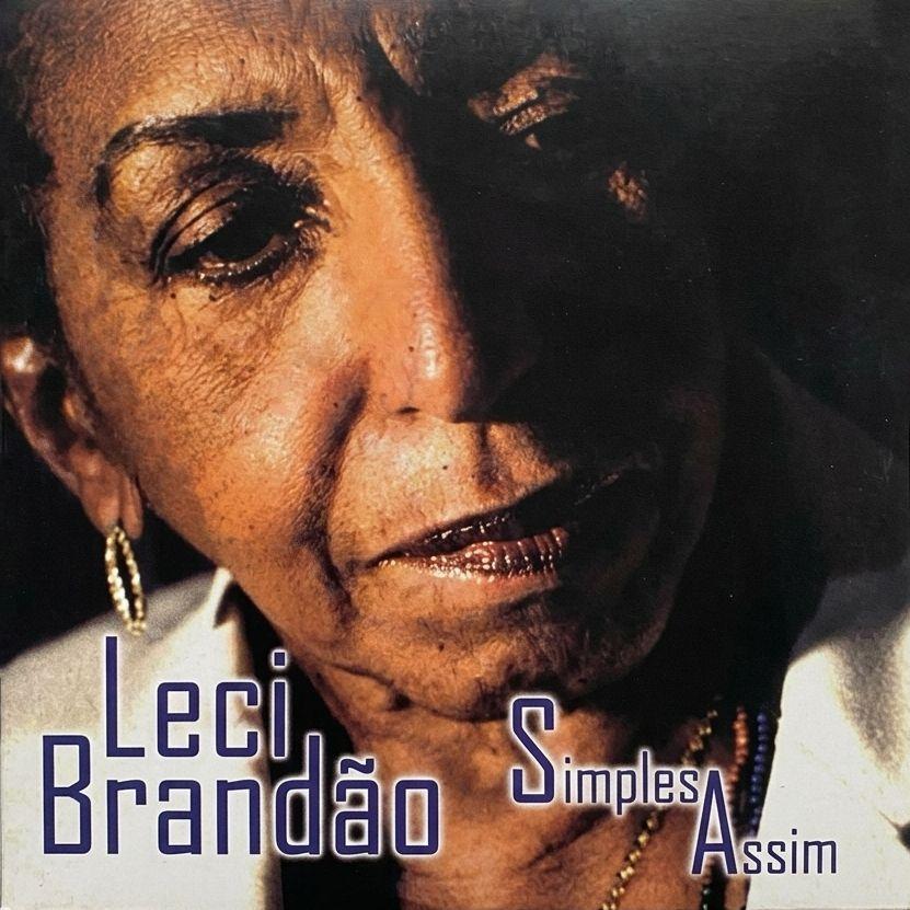 Portada del álbum "Simples Assim", de Leci Brandão