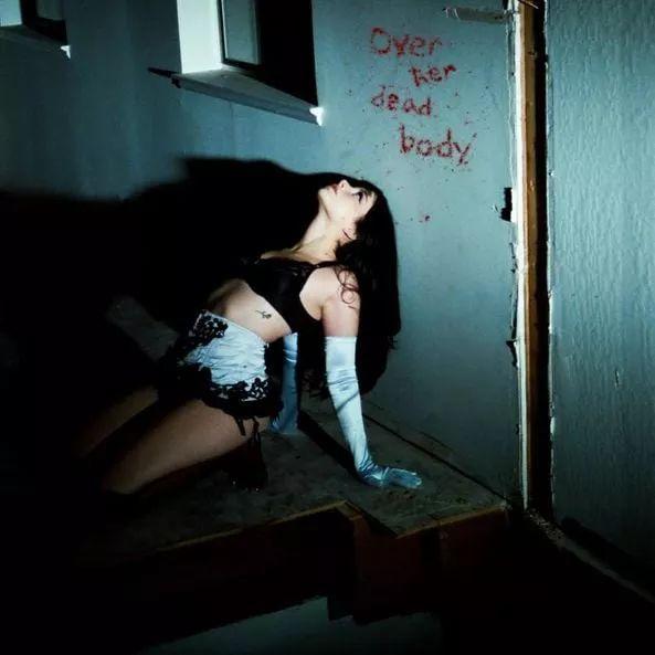 Portada de Sencillo/EP "Over Her Dead Body", de ellise