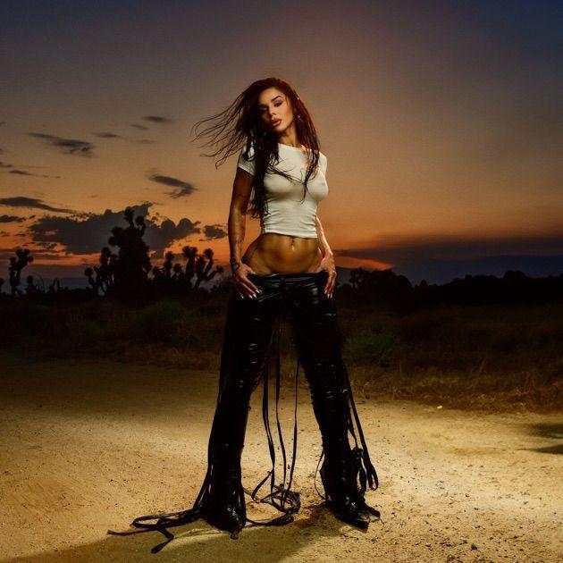 Portada de Sencillo/EP "FORASTERA", de Izzy