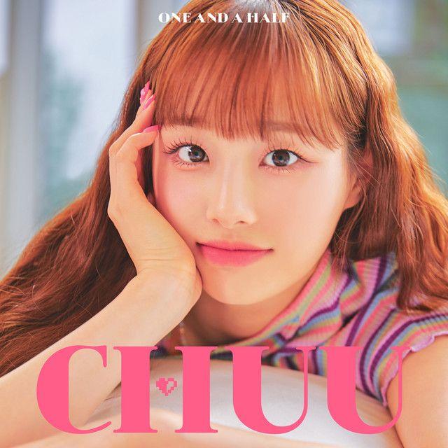 Portada del álbum "ONE AND A HALF", de CHUU