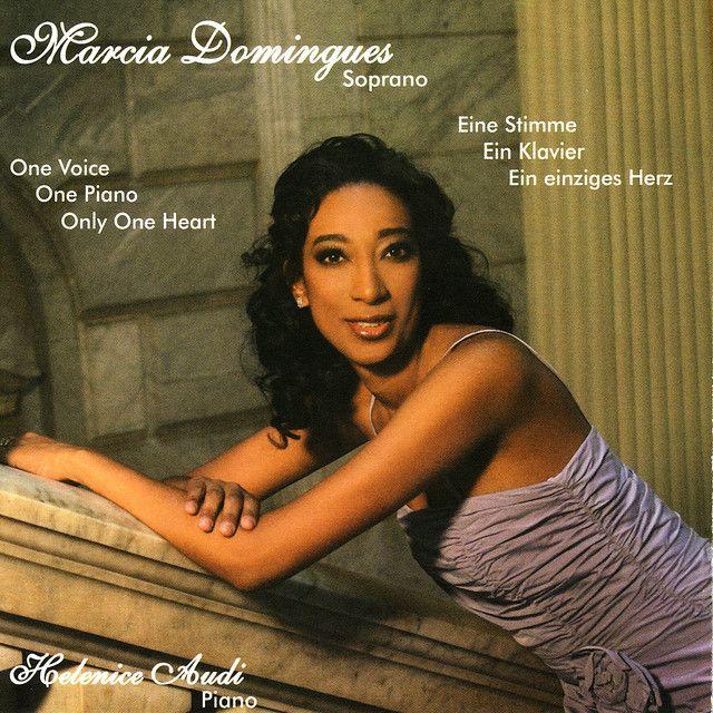 Portada de Álbum "Uma Voz, Um Piano, Um Só Coração", de Marcia Domingues