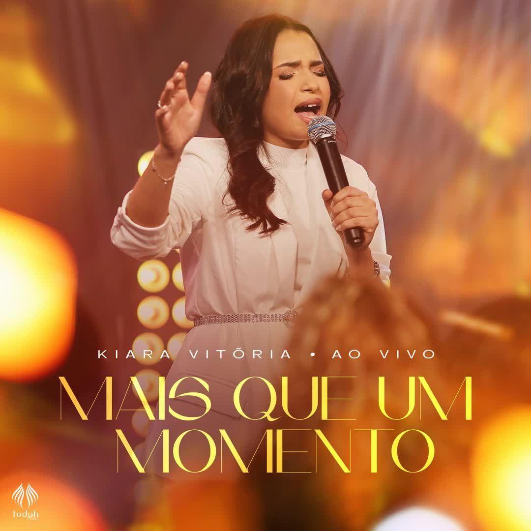 Capa do álbum "Mais Que Um Momento", de Kiara Vitória