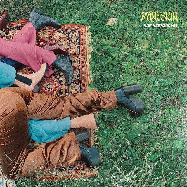 Portada del álbum "VENT'ANNI", de Måneskin