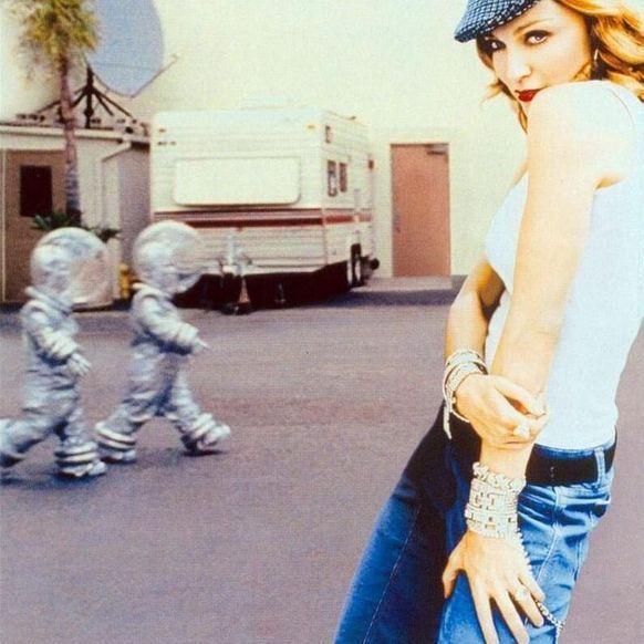 Portada del álbum "Remixed & Revisited", de Madonna