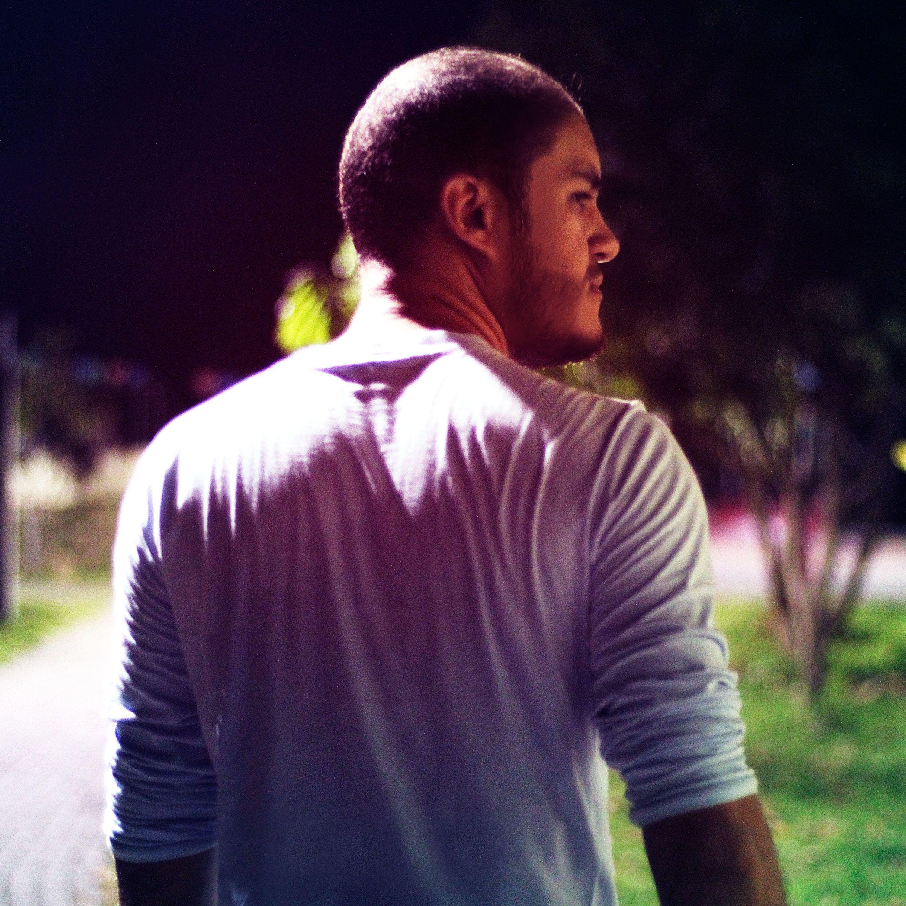 Capa do Álbum "O Que Você Vê Em Mim?", de Sandro Tomas