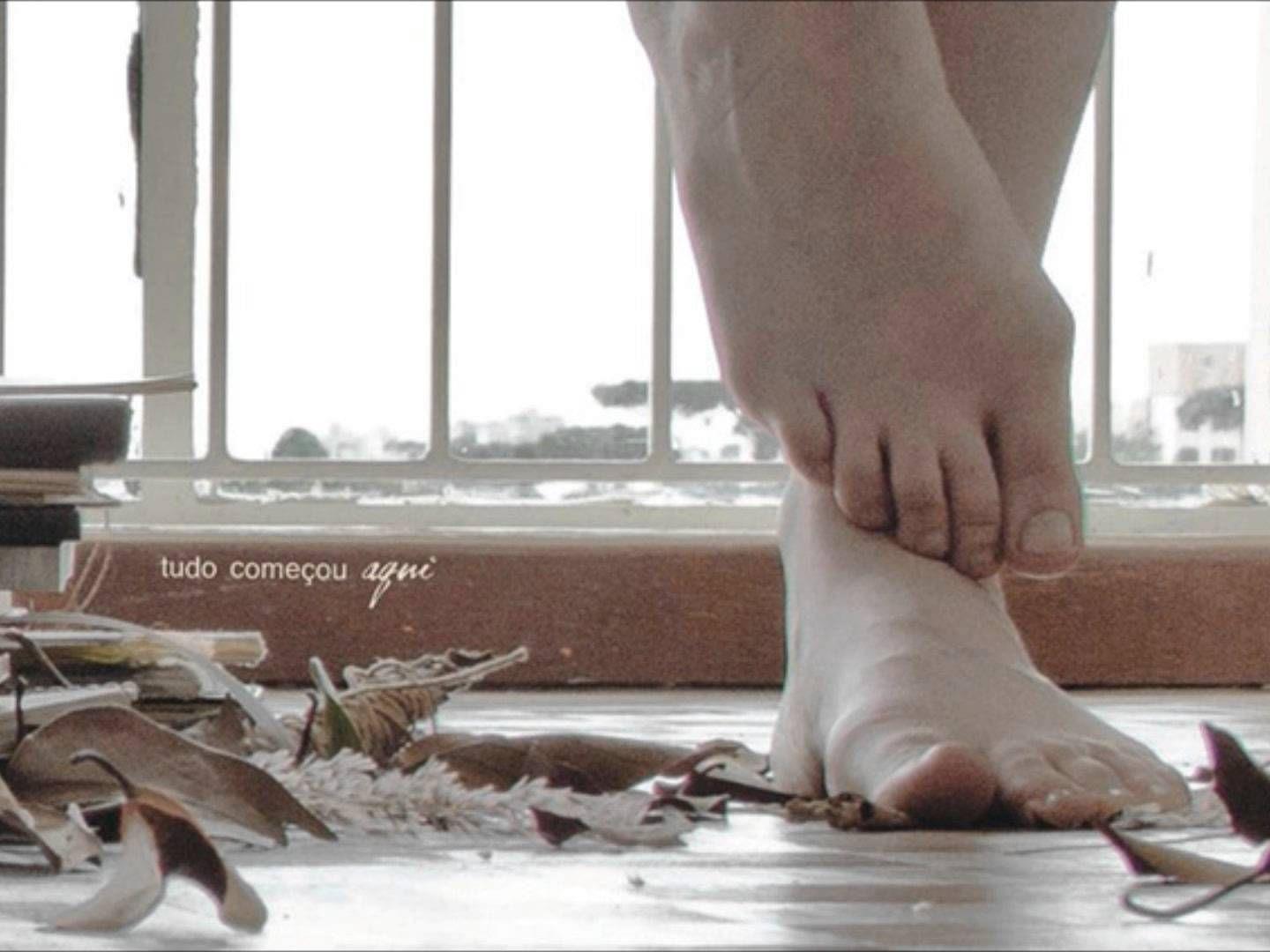 Capa do Álbum "Tudo Começou Aqui", de Ana Larousse