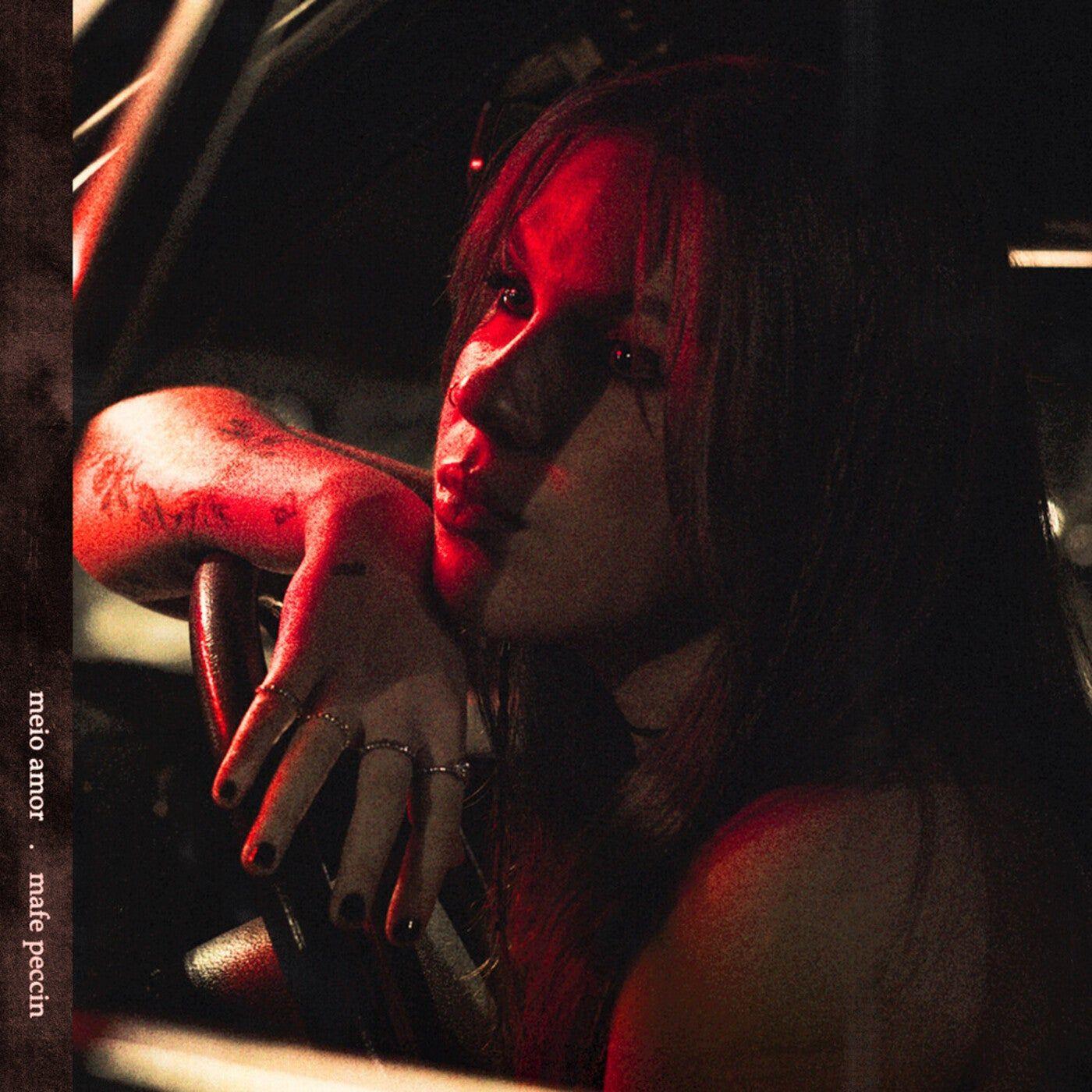 Portada de Sencillo/EP "meio amor", de Mafe Peccin