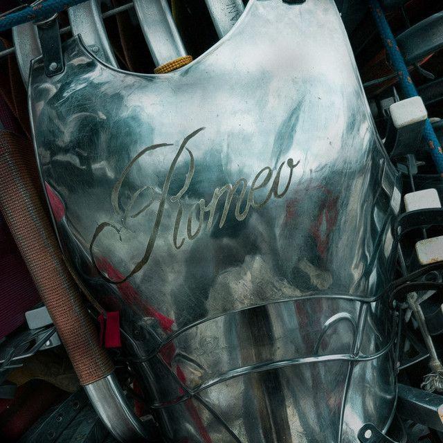 Portada del álbum "ROMEO", de Anitta