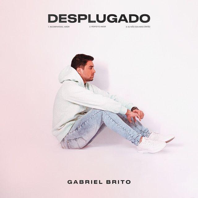 Capa do álbum "Desplugado (Acústico)", de Gabriel Brito