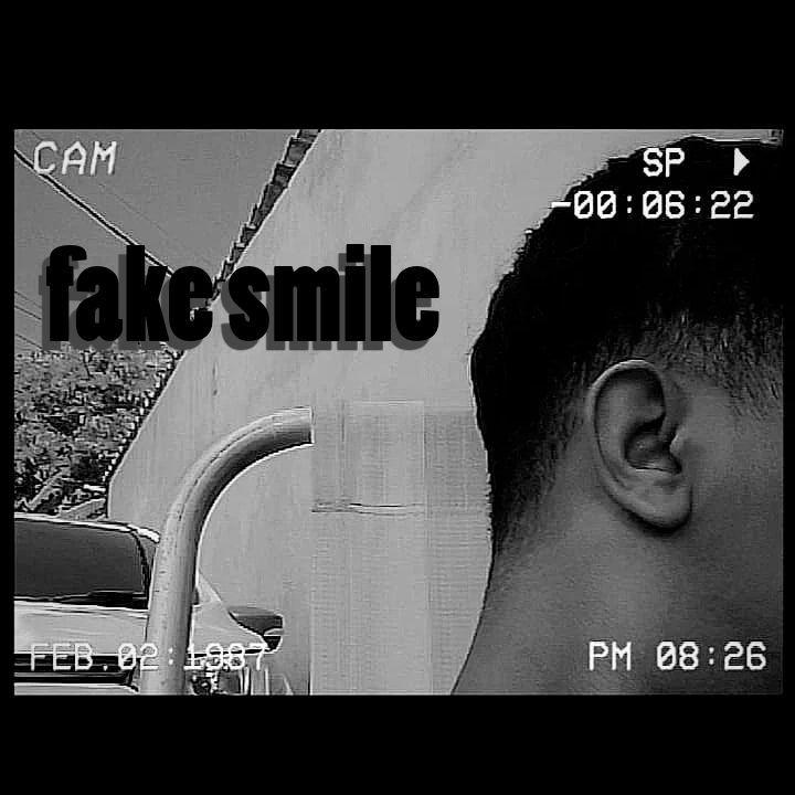 Portada del álbum "fake smile", de Luke Lotus