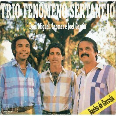 Portada de Álbum "Banho de Cerveja", de Trio Fenômeno Sertanejo