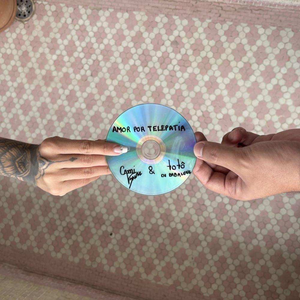 Portada de Sencillo/EP "Amor por Telepatia (Versão Estendida) (part. Totô de Babalong e VZL Swami)", de Cami Santiz