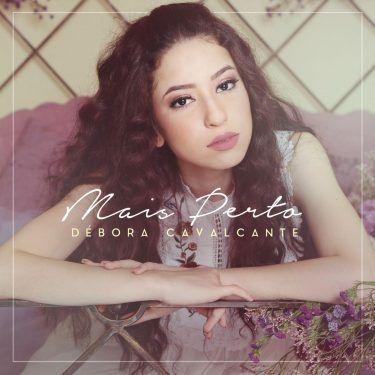 Capa do Álbum "Mais Perto", de Débora Cavalcante