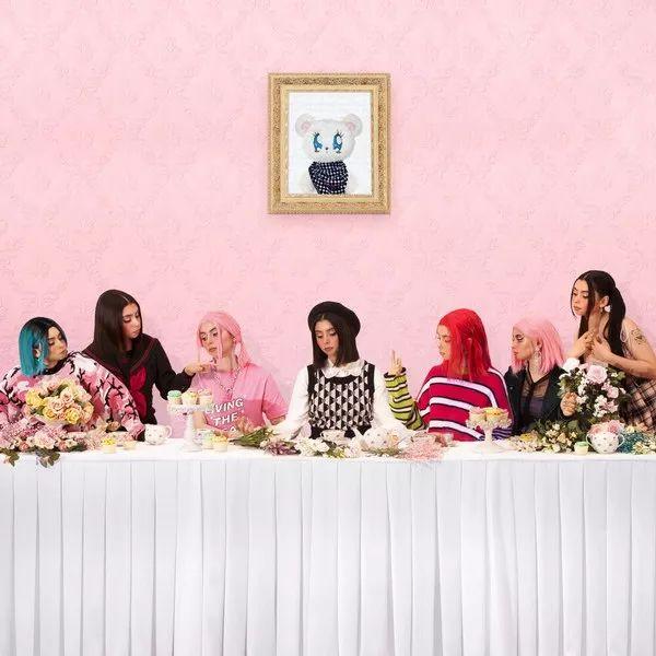 Capa do Álbum "боже, храни кьют рок", de Дора (Dora)