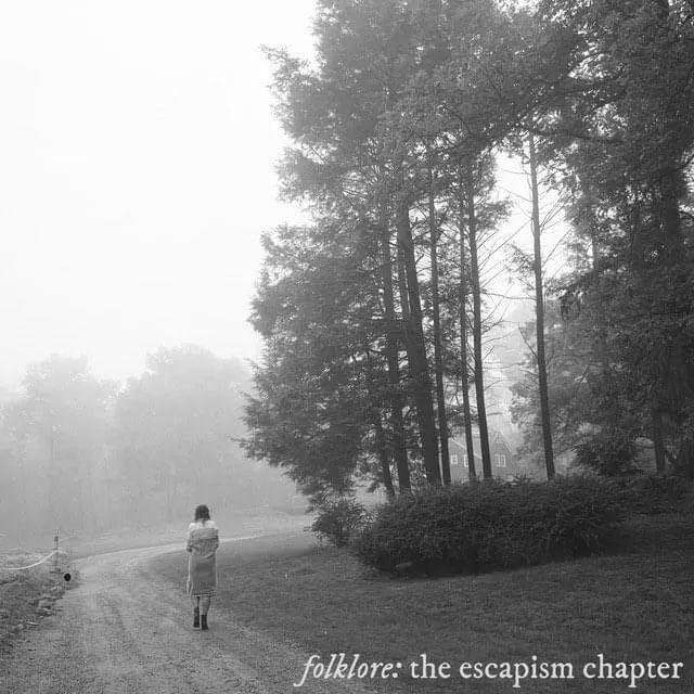 Portada del álbum "folklore: the escapism chapter", de Taylor Swift