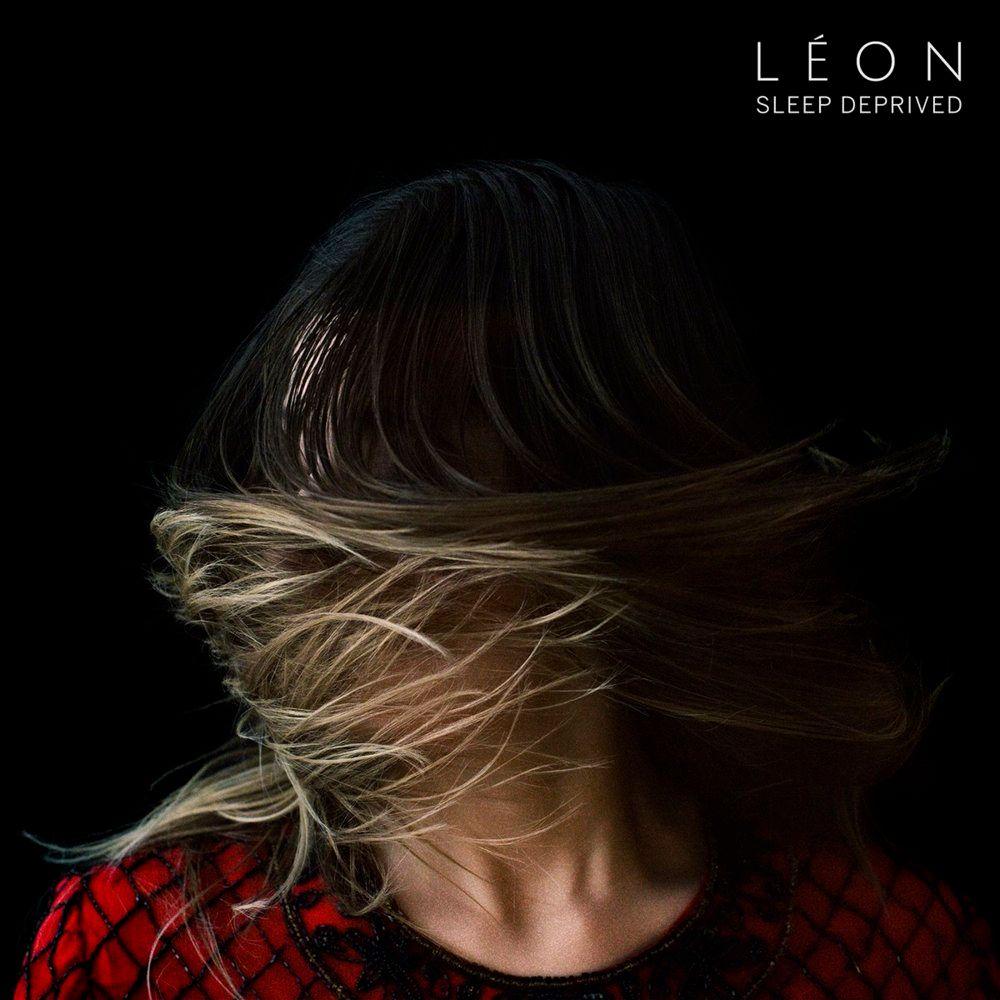 Capa do álbum "Sleep Deprived", de Léon